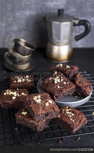 high angle cooling rack with brownies kettle
