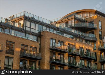 Highrise apartment on the waterfront of Kew bridge