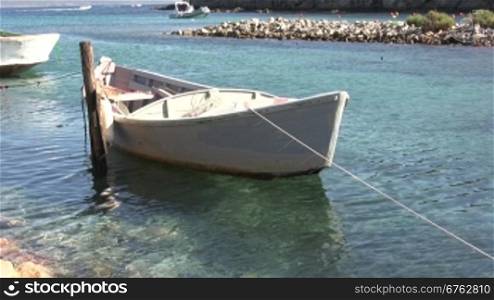 Holzboot im Meer