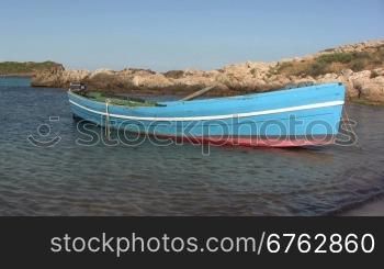 Holzboot im Meer von Santanna