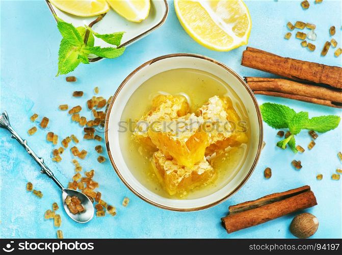 honey with fresh mint, cinnamon and lemons