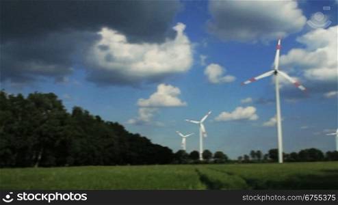 Horizontaler Schwenk von links nach rechts auf einen Windpark in Niedersachsen, Deutschland.
