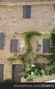 house in traditional Provencal style in Vaison la Romaine