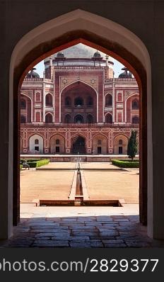 Humayun&acute;s Tomb. View through arch. Delhi, India