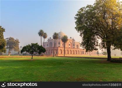Humayun&rsquo;s Complex, view on the Tomb and the park, India, New Delhi.
