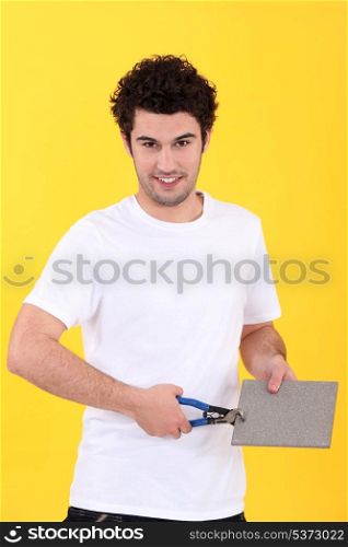 I&rsquo;m cutting tiles