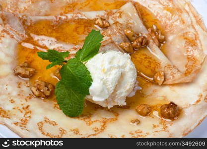 Ice cream with honey and walnuts