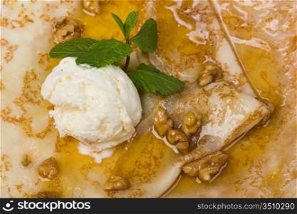 Ice cream with honey and walnuts