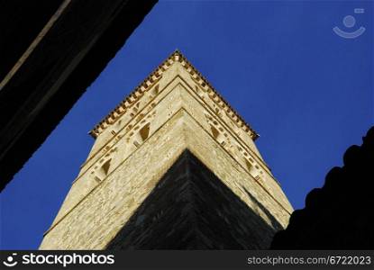 Impress the height and the energy that has this tower between the narrow streets.