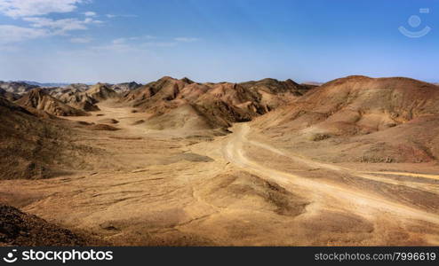 In the picture the Egyptian desert of stones with its beautiful mountains of many colors .