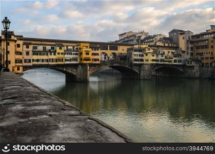 In the picture the old bridge over the River Arno , Florence .