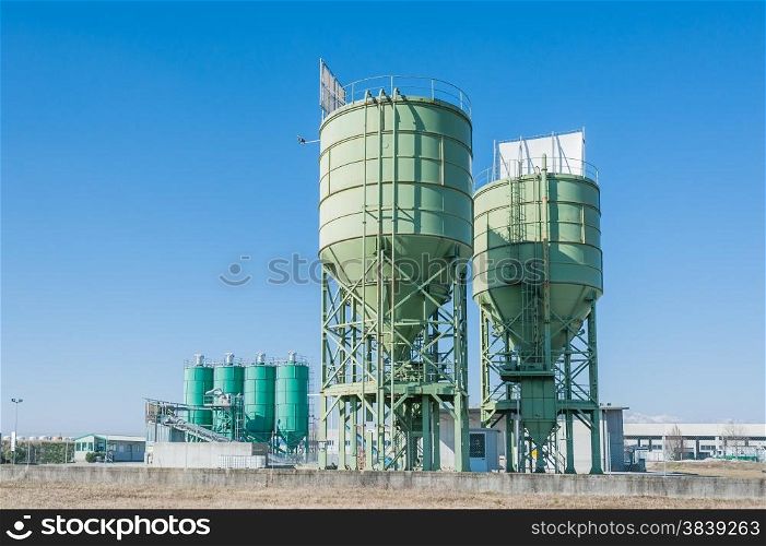 Industrial silos for the production of cement