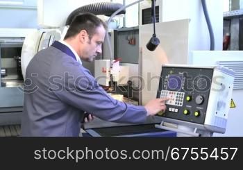 Industriemechaniker an CNC-Maschine