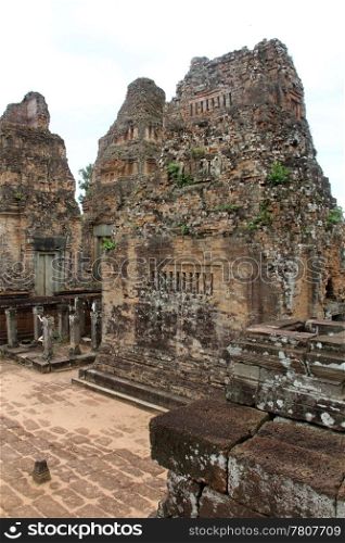 Inside ynner yard of temple Banteay Samre, Angkor WAt< Cambodia