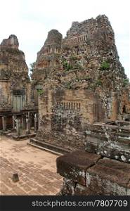 Inside ynner yard of temple Banteay Samre, Angkor WAt< Cambodia