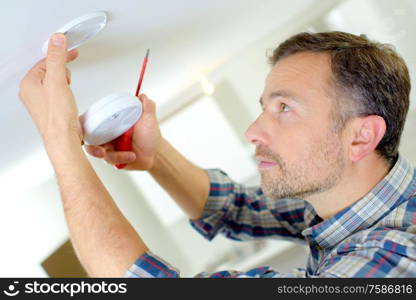 Installation of a smoke alarm