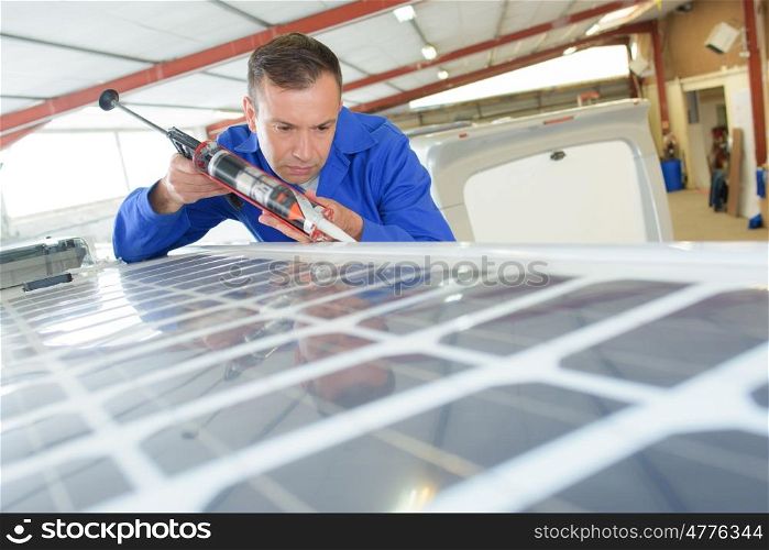 installing solar panel roofing