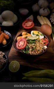 Instant noodles with minced pork, lime, onion, green peas, golden needle mushroom, and baby corn