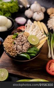 Instant noodles with minced pork, lime, onion, green peas, golden needle mushroom, and baby corn