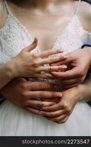 Interesting photo with the hands of the newlyweds.. The interlacing of the newlyweds fingers with wedding rings 3842.