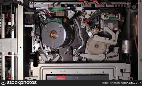 Internal mechanisms of the pro VCR. Inserting the tape.