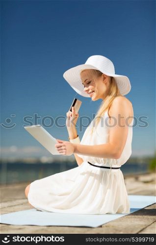 internet and lifestyle concept - beautiful woman in hat doing online shopping outdoors