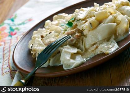 Italian pasta with chicken and cream sauce