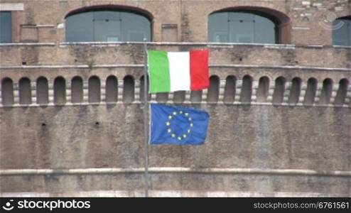 Italienische und europSische Flagge in Rom