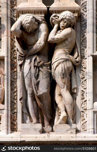 italy 2 statue of a men in the front of the duomo church in milan