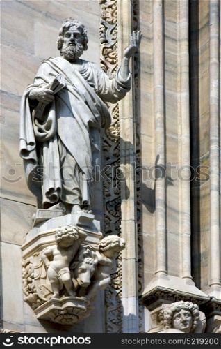 italy statue of a men in the front of the duomo church in milan