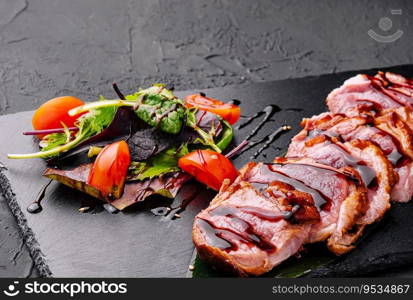 Japanese tataki beef filet with lettuce and tomatoes