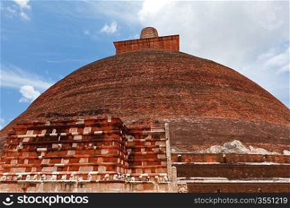 Jetavaranama dagoba (stupa). Anuradhapura, Sri Lanka