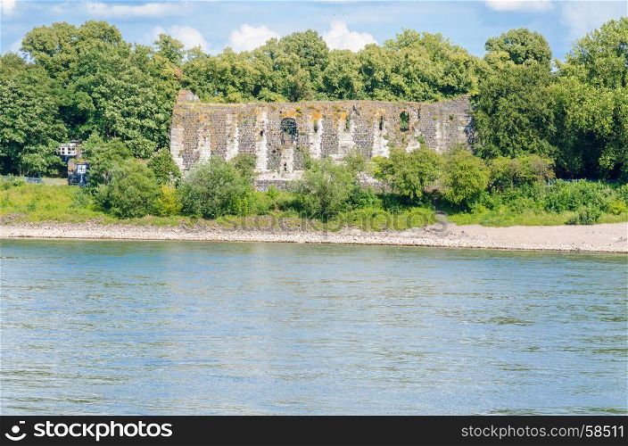 Jim DA?sseldorf district Kaiserwerth is the ruins of the imperial palace. Emperor Frederick Barbarossa moved the Rhine 1174 inches of Tiel in the Netherlands to Kaiserwerth.