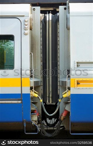 Joining coupling between two train cars.