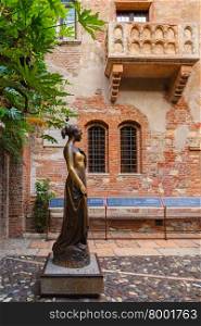 Juliet staue and wall with love notes, Verona, Italy