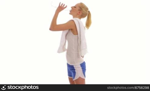 Junge Frau trinkt Wasser aus einer Flasche - Young woman drinks water directly from a bottle.