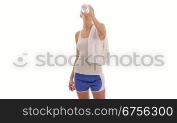 Junge Frau trinkt Wasser aus einer Flasche - Young woman drinks water directly from a bottle.