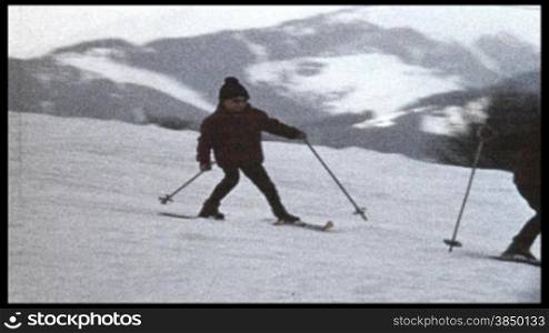 Junge fShrt mit Ski den Hang hinab.