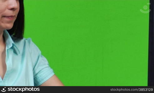 Junge Geschaeftsfrau arbeitet am PC - Green Screen Version --- Young business woman typing on PC - green screen version