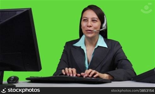 Junge Geschaeftsfrau mit Headset - Green Screen Version --- Young business woman talking on headset - green screen version.