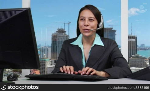 Junge Geschaeftsfrau mit Headset - Skyline Version --- Young business woman talking on headset - skyline version.