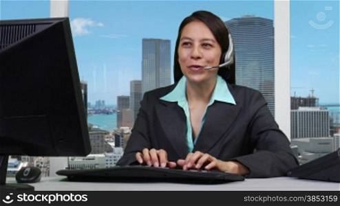 Junge Geschaeftsfrau mit Headset - Skyline Version --- Young business woman talking on headset - skyline version.