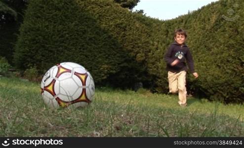 Junge kickt Fu?ball