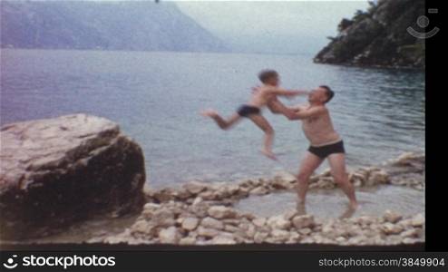 Junge springt seinem Vater in den Arm (8 mm-Film)