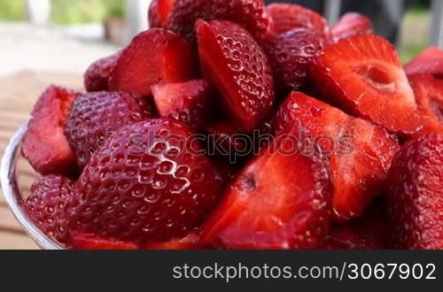 Kamerafahrt entlang einer Schale mit frischen Erdbeeren