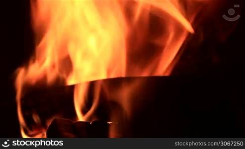 Kaminfeuer - Flammen lodern im Brennraum, Holz verbrennt