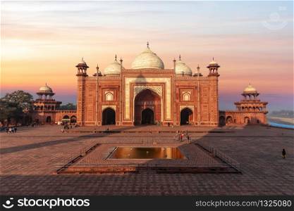 Kau Ban Mosque, Taj Mahal Mausoleum Complex, India.