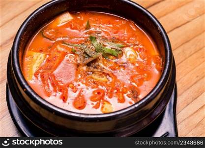 Kimχsoup in hot black iron pot, Korean traditional KimχJjigae soup in bowl in the resτrant, Japa≠se hot pot food
