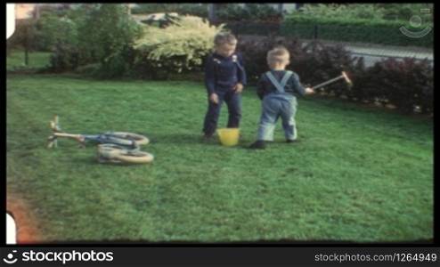 Kinder spielen im Garten