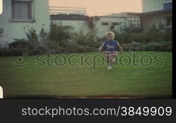 Kinder spielen im Garten und umarmen sich
